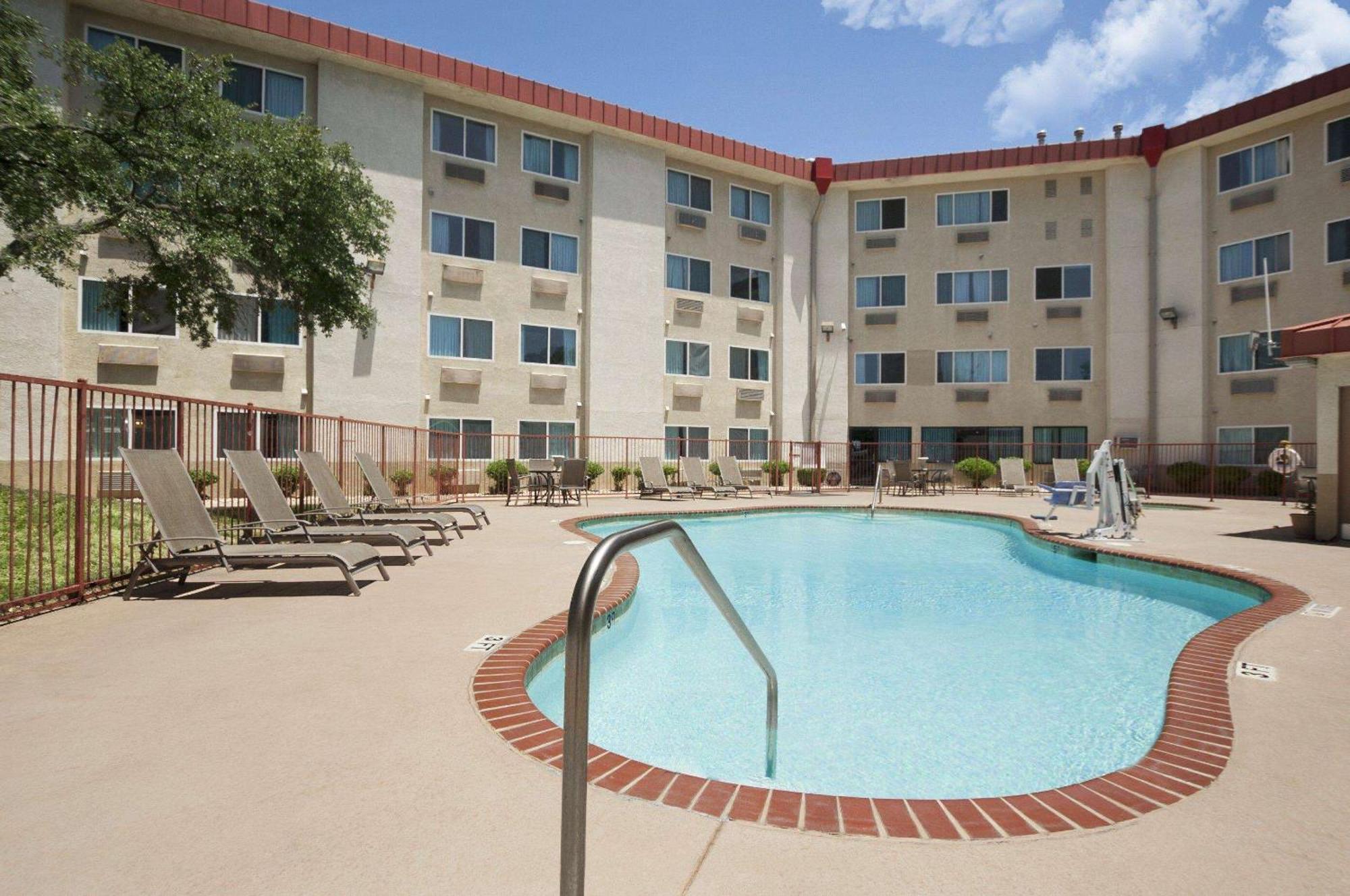 Super 8 By Wyndham Austin North/University Area Exterior photo
