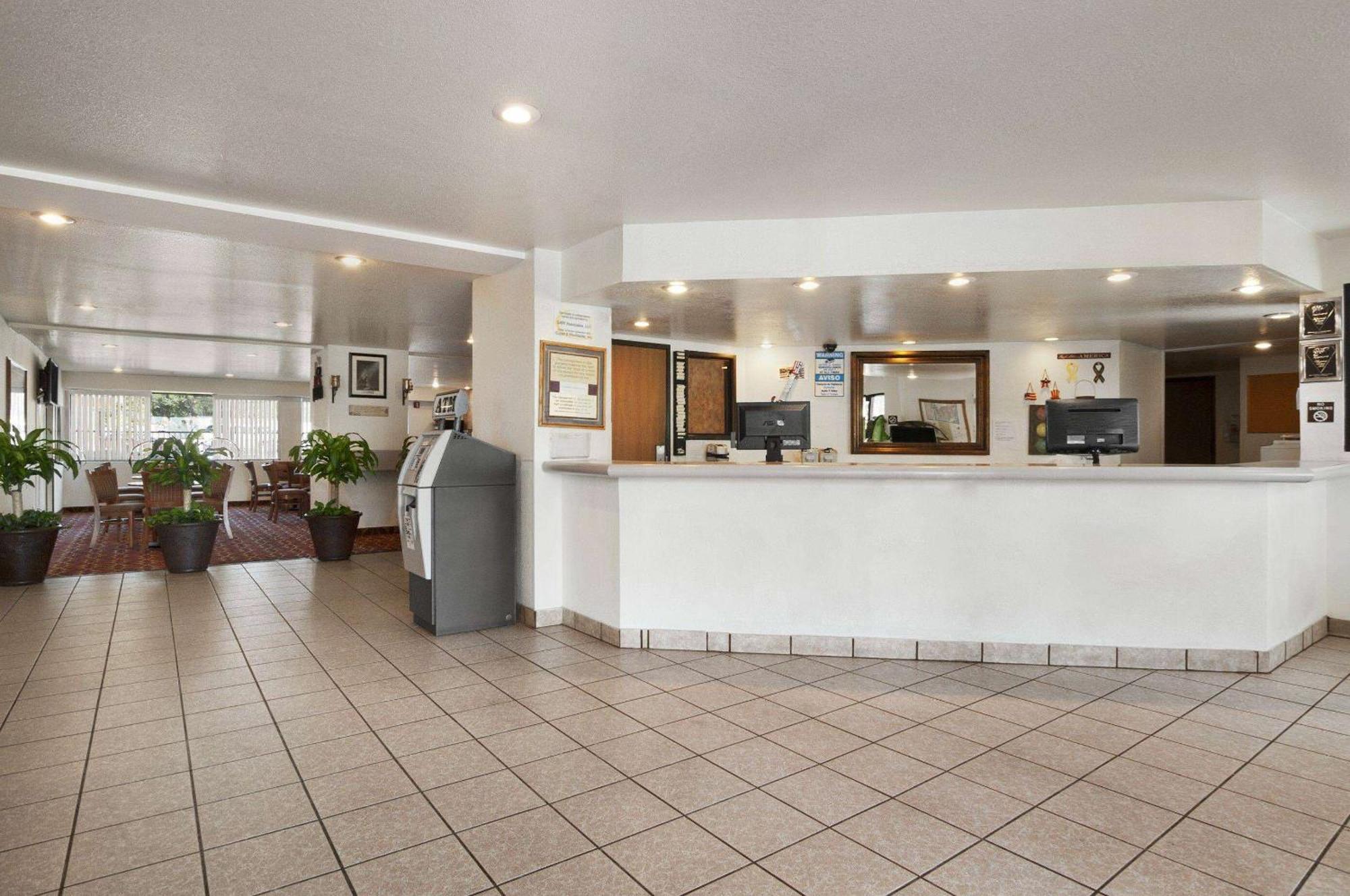 Super 8 By Wyndham Austin North/University Area Exterior photo