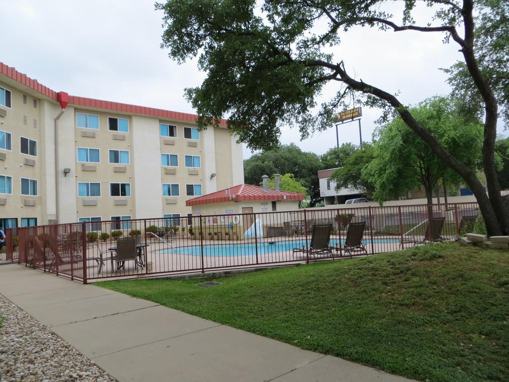 Super 8 By Wyndham Austin North/University Area Exterior photo